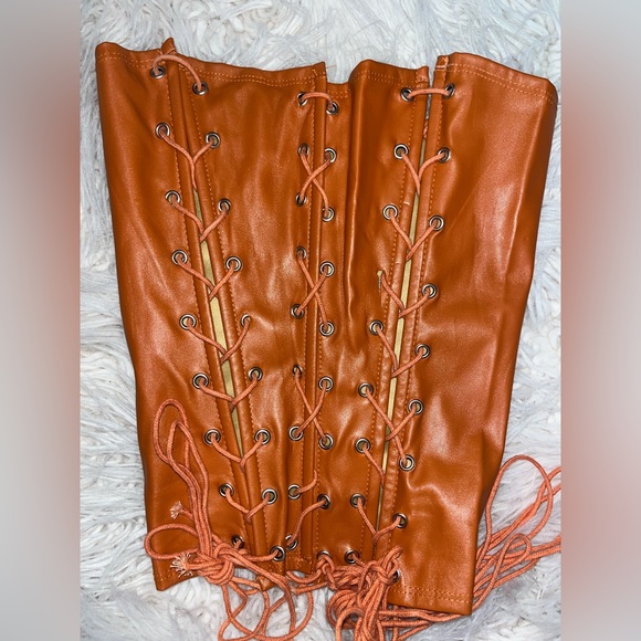 Cape Clique Corset - Picture 4 of 9